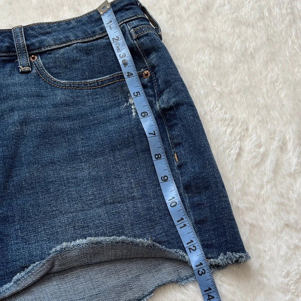 Old Navy Denim Blue Women's Shorts NWOT never worn size 12 - Picture 3 of 8